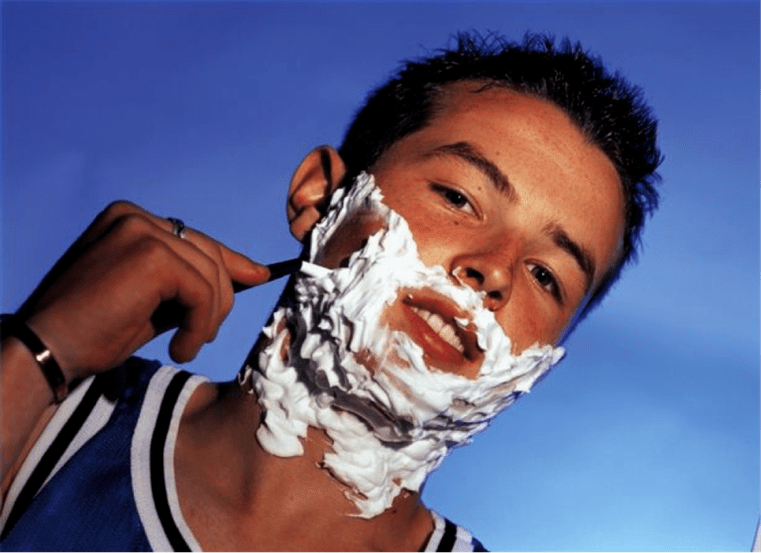 किशोर शेव करता है और लिंग वृद्धि के बारे में सोचता है