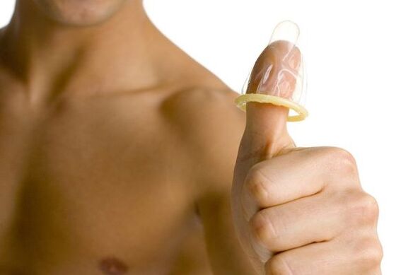 उंगली पर कंडोम किशोरी के लिंग के बढ़ने का प्रतीक है